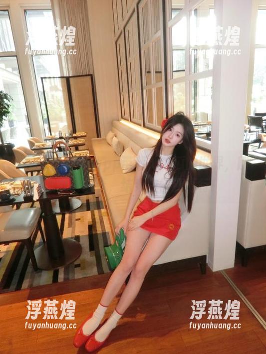 51app带我体验瓜的世界，刚想低头观看，结果被雷到不行！