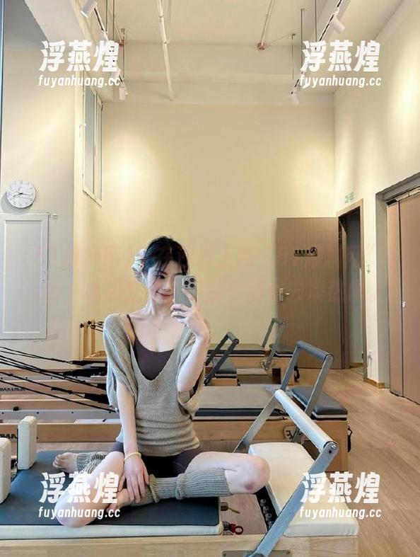 坐在沙发上刷“51爆料网”app，真想立刻飞到那个场景去凑热闹。