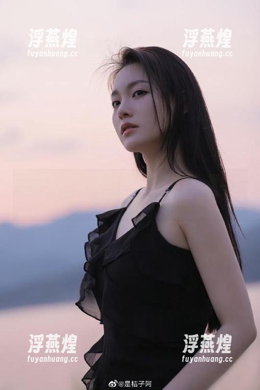 免费开启“吃瓜福利”模式，正好配上我手里的瓜子，完美。