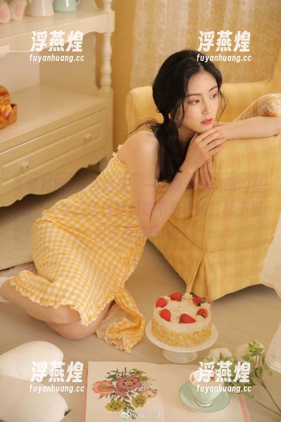 有趣的是，一边观看黑料网的直播，一边心想着我们是不是也该往林子里跑去凑个热闹？